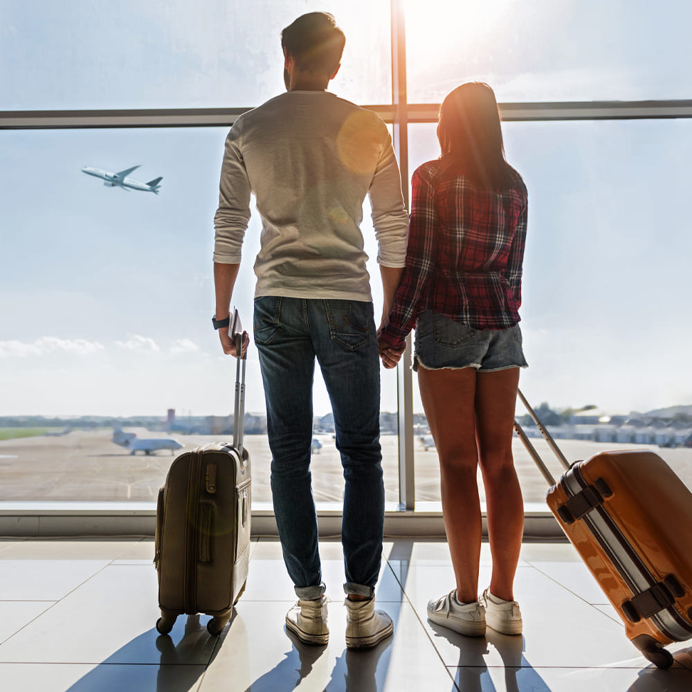 airport-couple-square